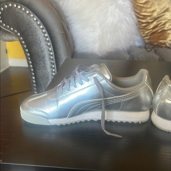 Puma Metallic Silver Roma Sneakers unisex size 6 men, women 8 - Picture 3 of 10